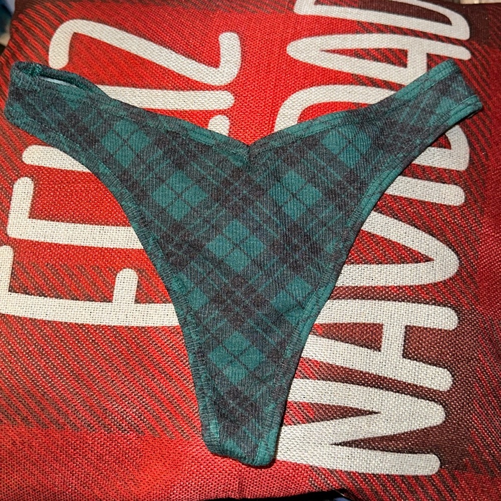 Pink‎ thong
